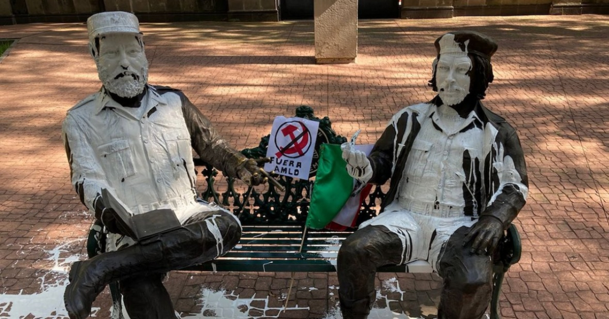 Estatuas de Fidel Castro y "Che" Guevara, vandalizadas en México © Twitter / Primera Plana MX 