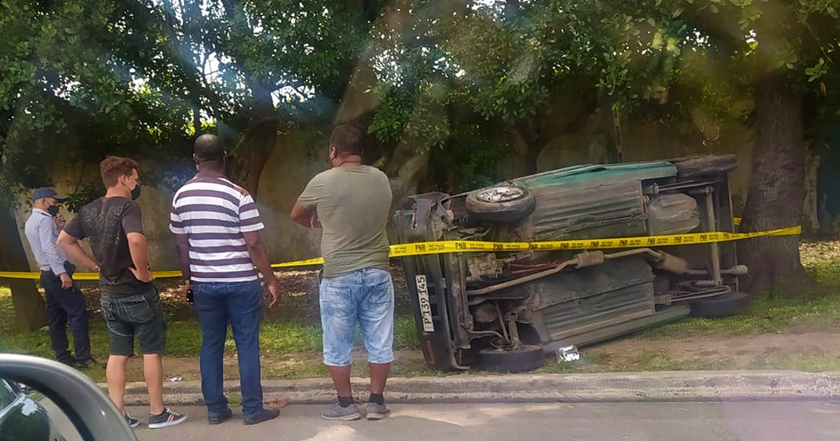 Estado en que quedó el Tico luego del accidente © Grupo de Facebook / Accidentes Buses & Camiones