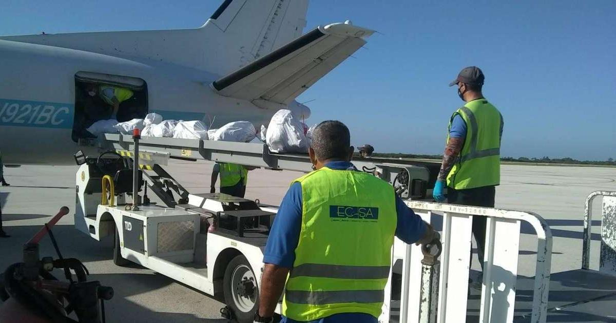 Llegada al aeropuerto de Camagüey del primer vuelo con ayuda humanitaria desde Miami © Facebook /Aeropuerto Ignacio Agramonte