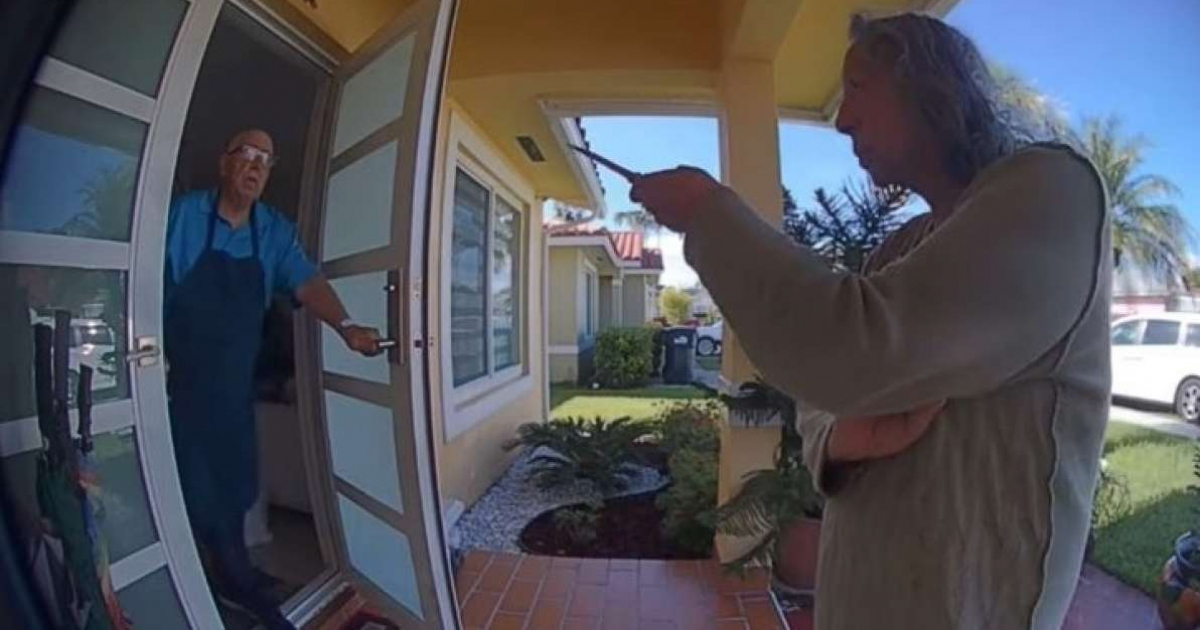 Anciana amenaza con un cuchillo a un vecino en Miami © Captura de video de Facebook de Ring Video Doorbell Camera Videos