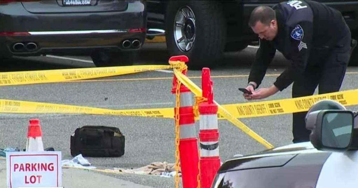 Policía revisa el lugar del tiroteo © Captura de video de YouTube de FOX 13 Seattle