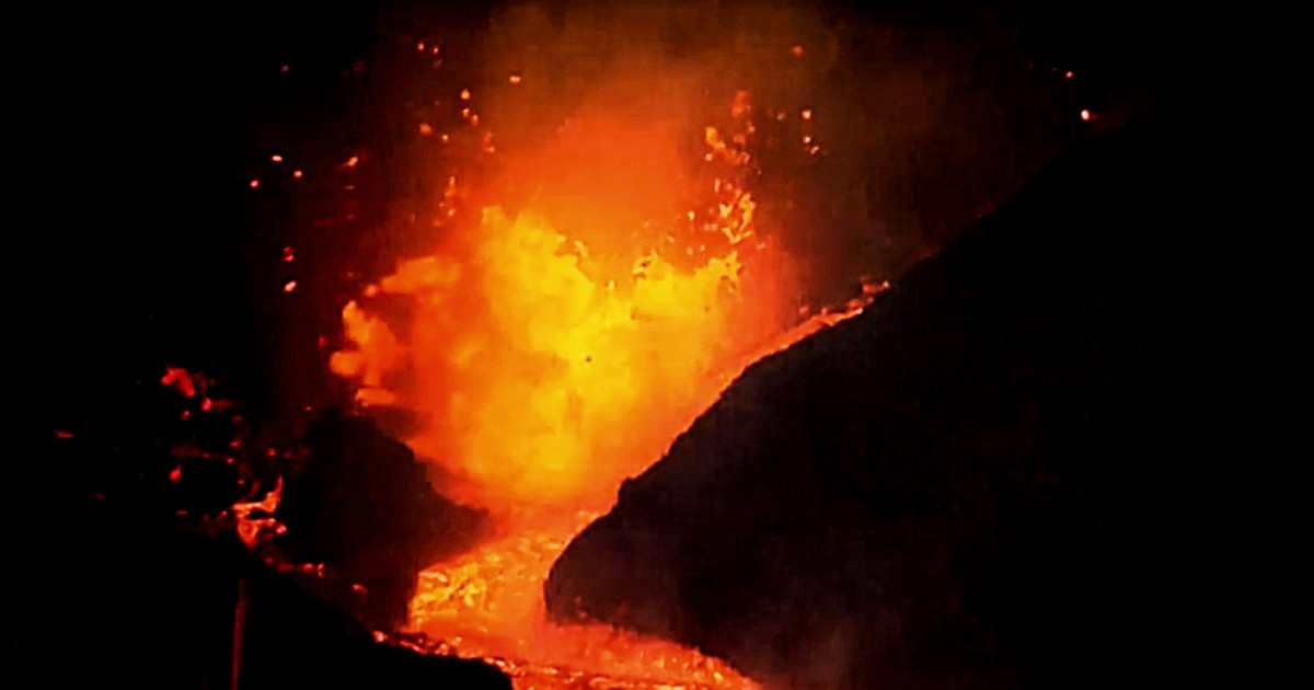 Una de las nuevas bocas abiertas este fin de semana en el volcán de La Palma © Captura de video / RTVE