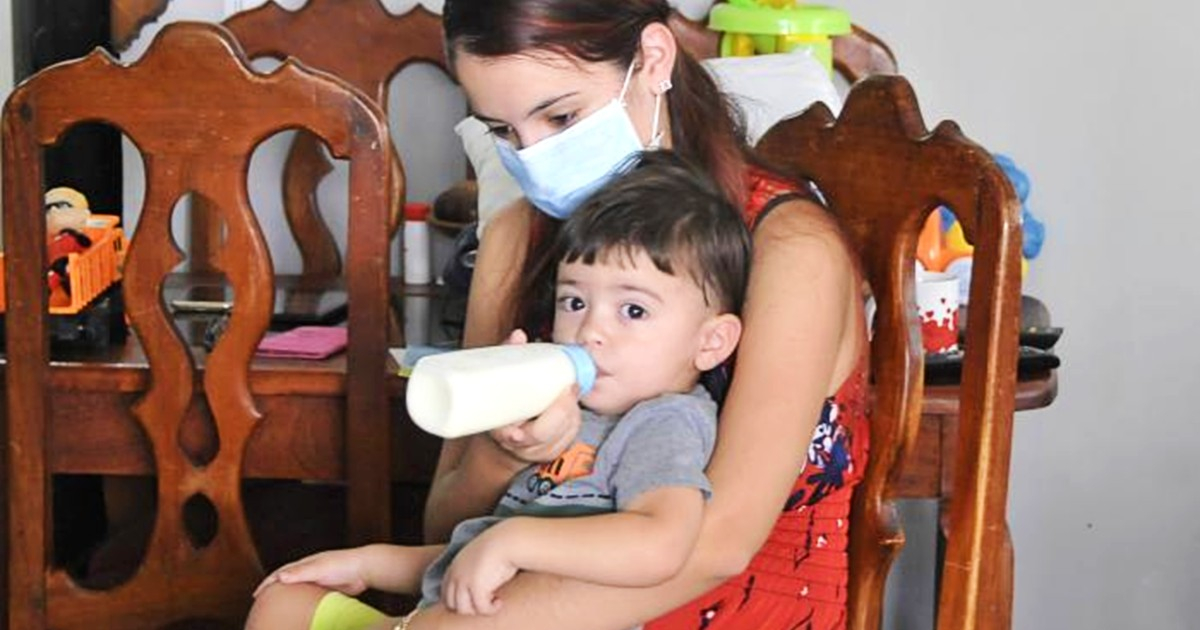 Madre cubana alimenta a su hijo con biberón de leche © Granma / Ismael Batista Ramírez