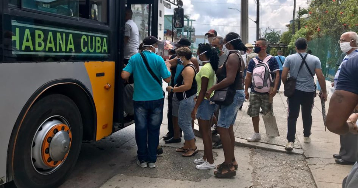 Personas subiendo a un autobús en La Habana (Imagen de referencia) © CiberCuba