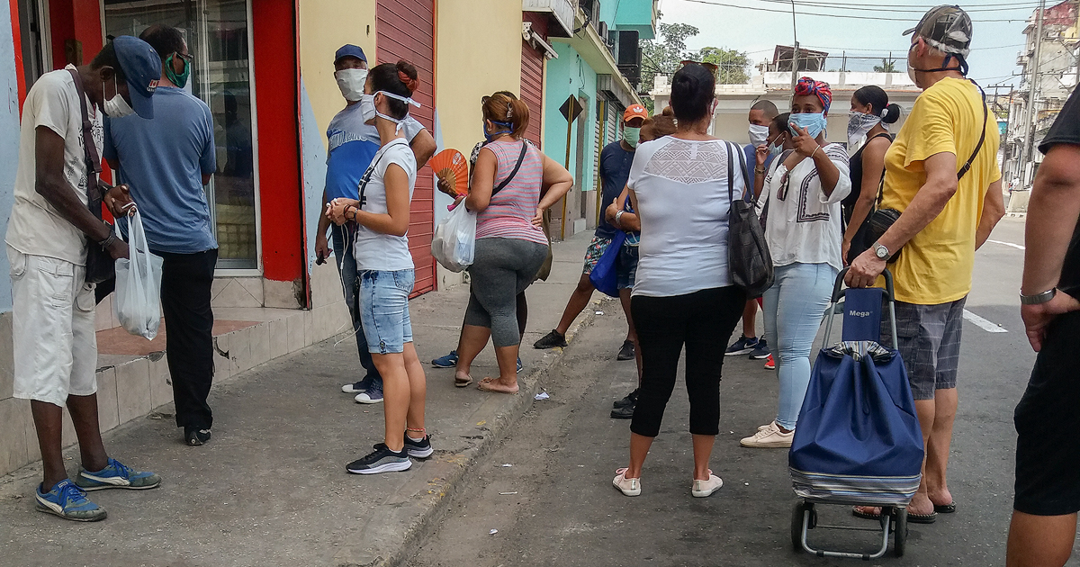 Cubanos haciendo cola (Imagen de referencia) © CiberCuba