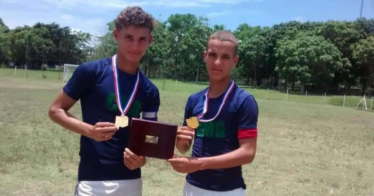 York y John González Buchana © Fútbolxdentro - Cuba/ Facebook