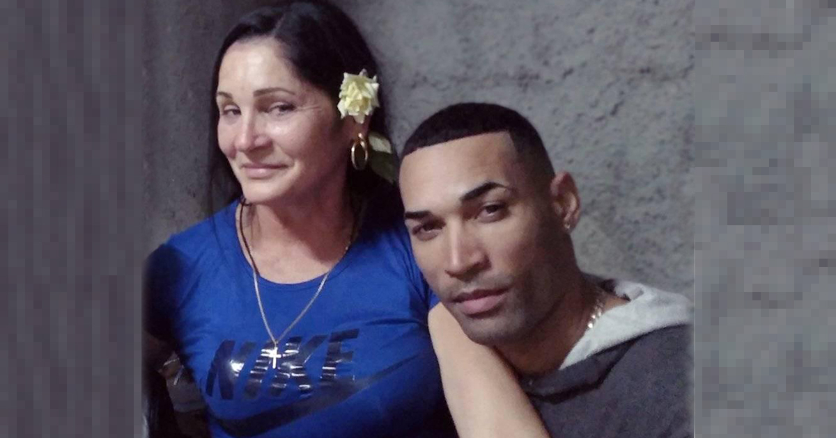Maykel Porro Leyva, detenido en la provincia cubana de Camagüey y su mamá © Facebook Maykel Porro Leyva