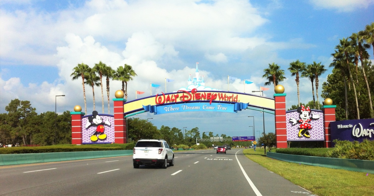 El letrero de Walt Disney World en el camino de Orlando, Florida © publicdomainpictures.net