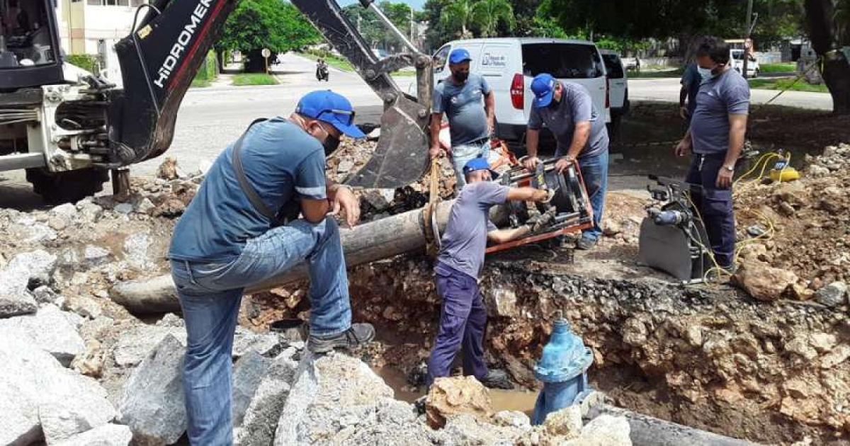 Trabajadores de la Empresa Aguas de La Habana (Imagen referencial) © Carlos Antonio De Dios Oquendo / Facebook