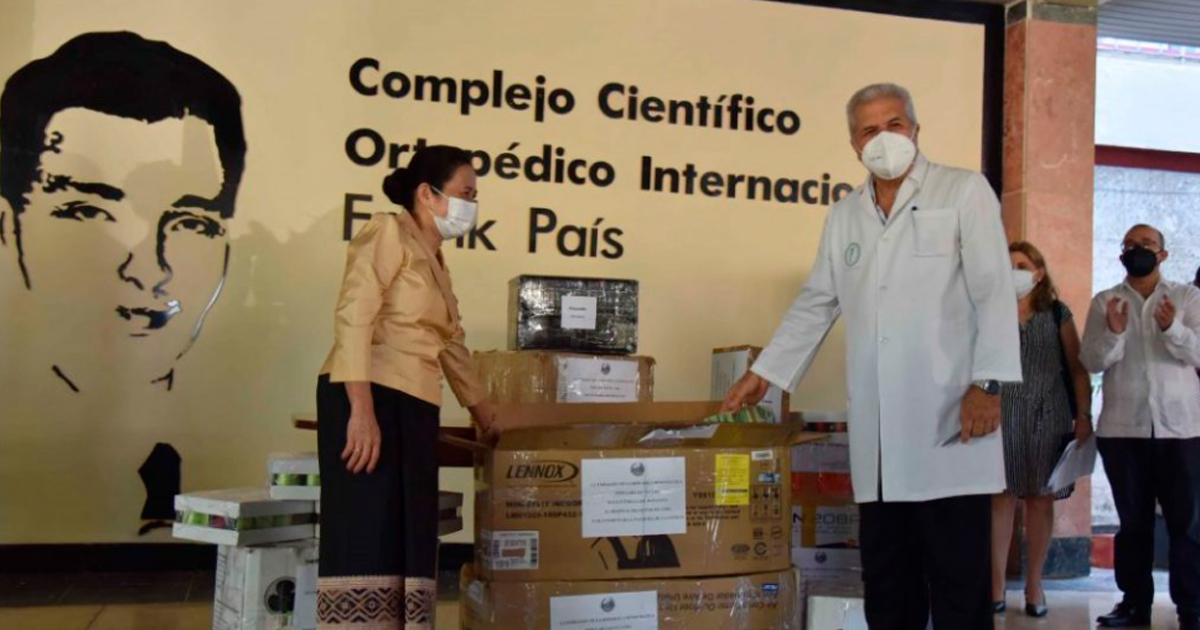 aos dona alimentos y productos de limpieza a hospital Frank País. © MINSAP
