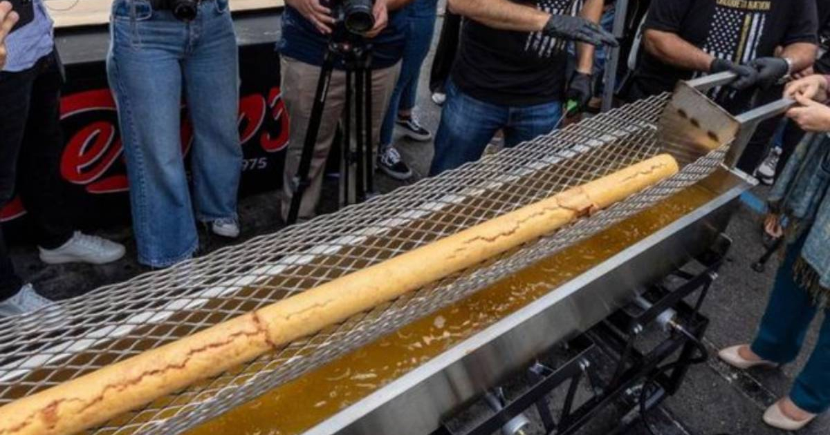 La croqueta más larga del mundo en Sergio´s Restaurant © Twitter / @facecuba