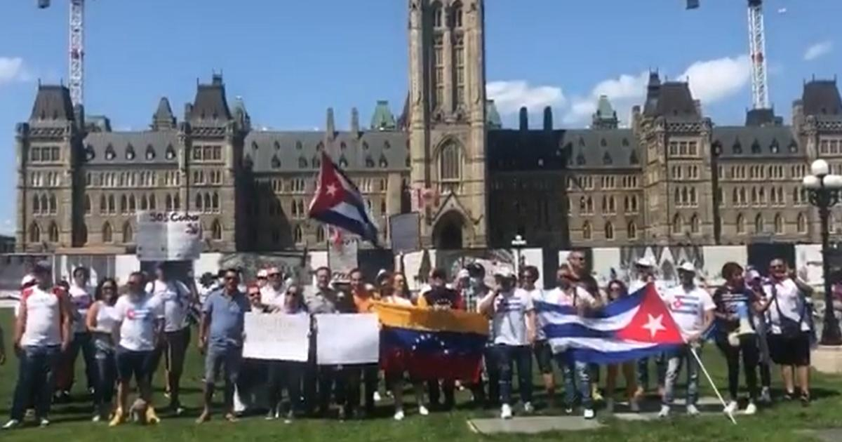 Cubanos durante una manifestación frente al Parlamento federal de Canadá © Captura de vídeo TV canadiense