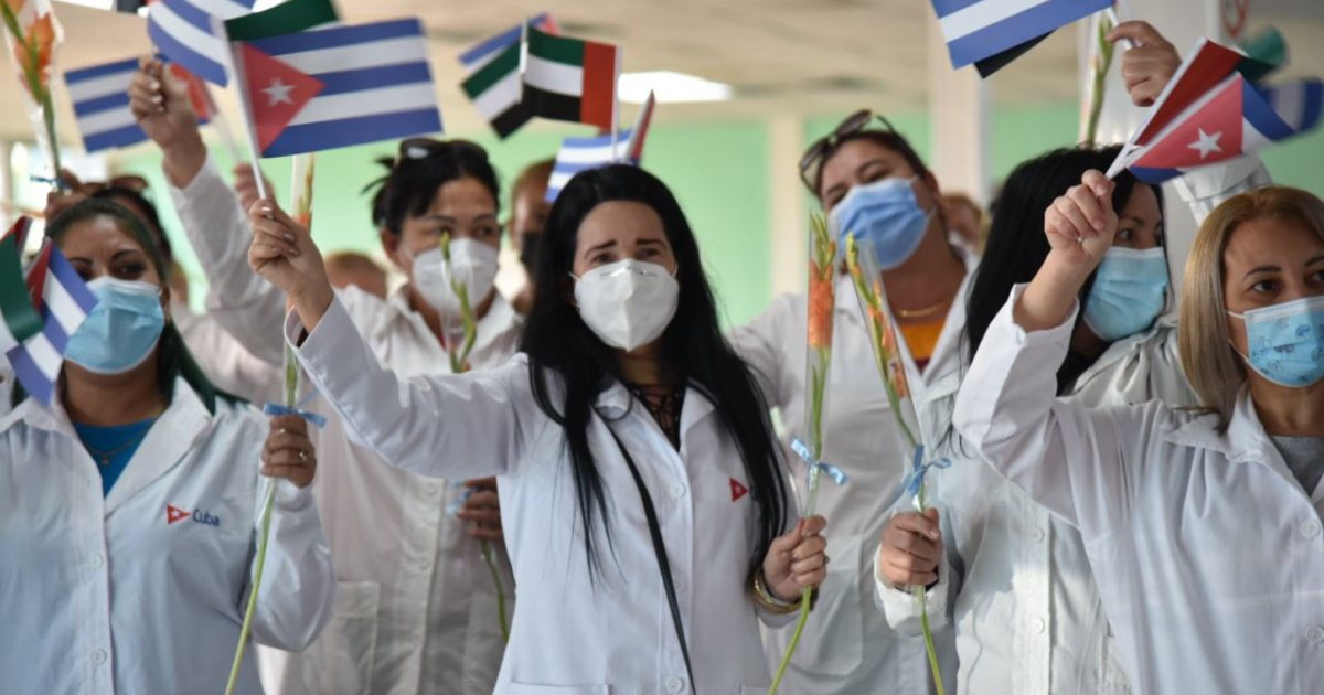 Profesionales cubanos de la salud a su regreso de Emiratos Árabes © ACN / Omara García