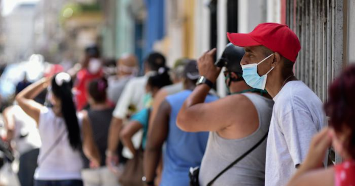 Cubanos en una cola © Granma