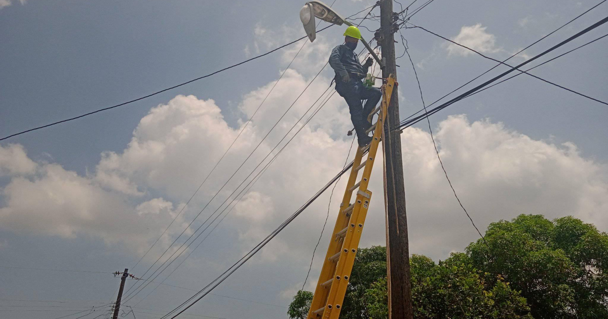 Trabajador de la Empresa Eléctrica (imagen de referencia) © Facebook UNE La HAbana