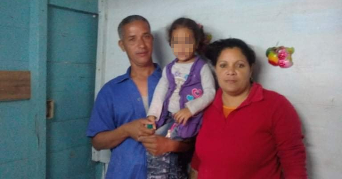 Danger Acosta junto a Yusmely Moreno y su hija menor © Facebook Beatriz Acosta