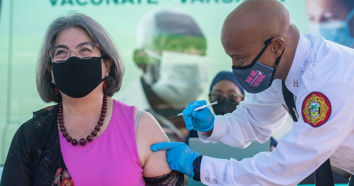 Daniella Levine Cava al recibir la vacuna de refuerzo contra el coronavirus. © Daniella Levine Cava / Twitter