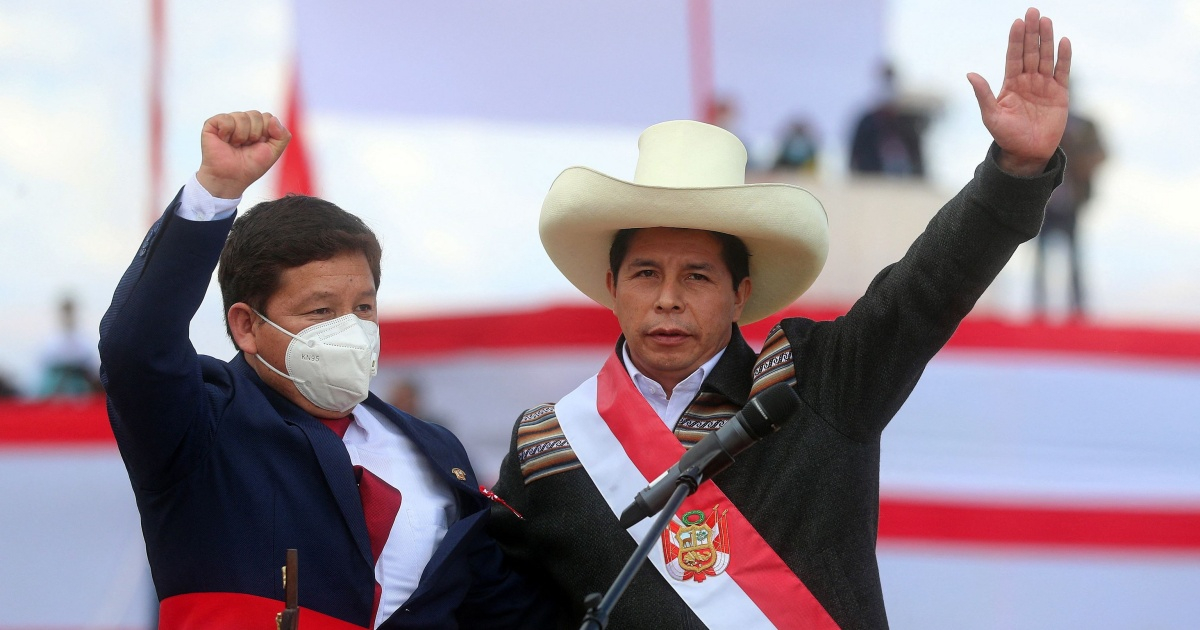 El saliente primer ministro, Guido Bellido (i) y El presidente de Perú, Pedro Castillo (d) © Twitter/Pedro Castillo
