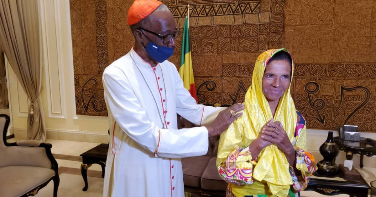 Narváez reunida con el presidente interino de Mali, Assimi Goita © Twitter/Presidence Mali