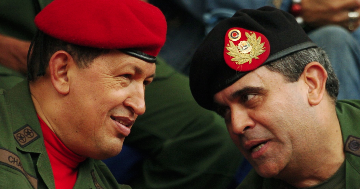 Baduel y Chávez en una foto del 2006 © Twitter/AP
