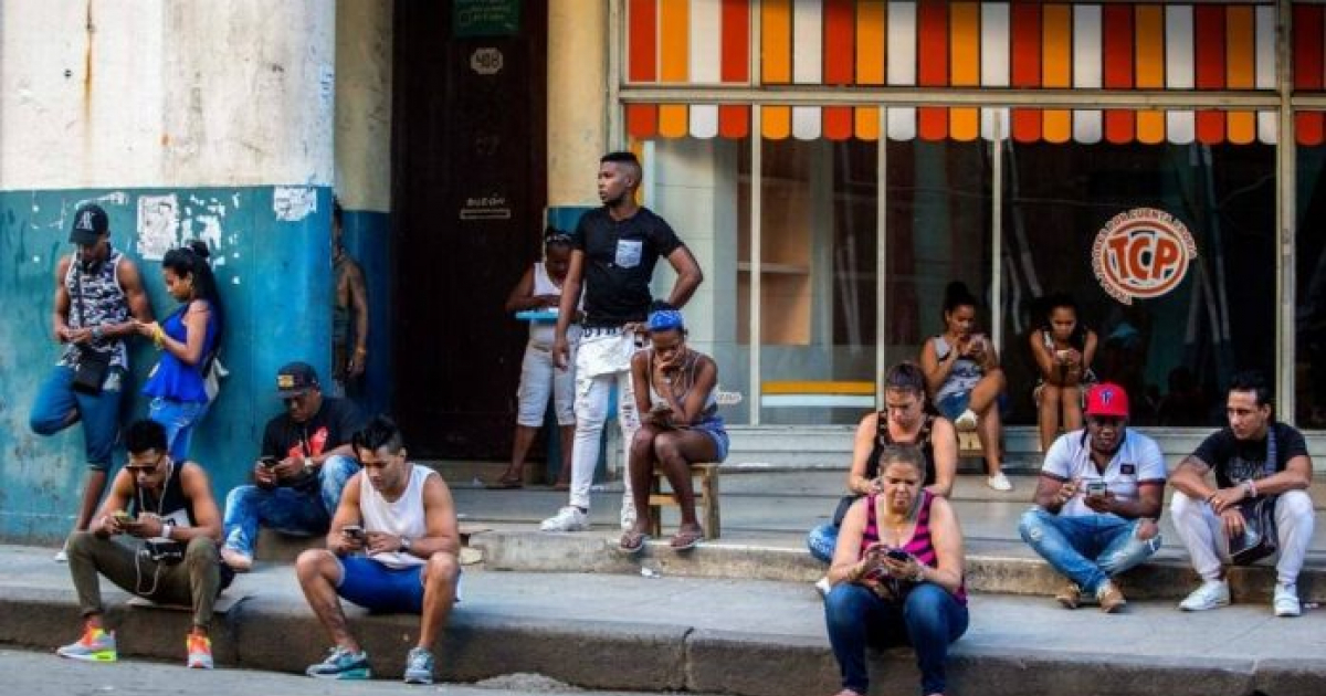 Cubanos en busca de conexión © CiberCuba