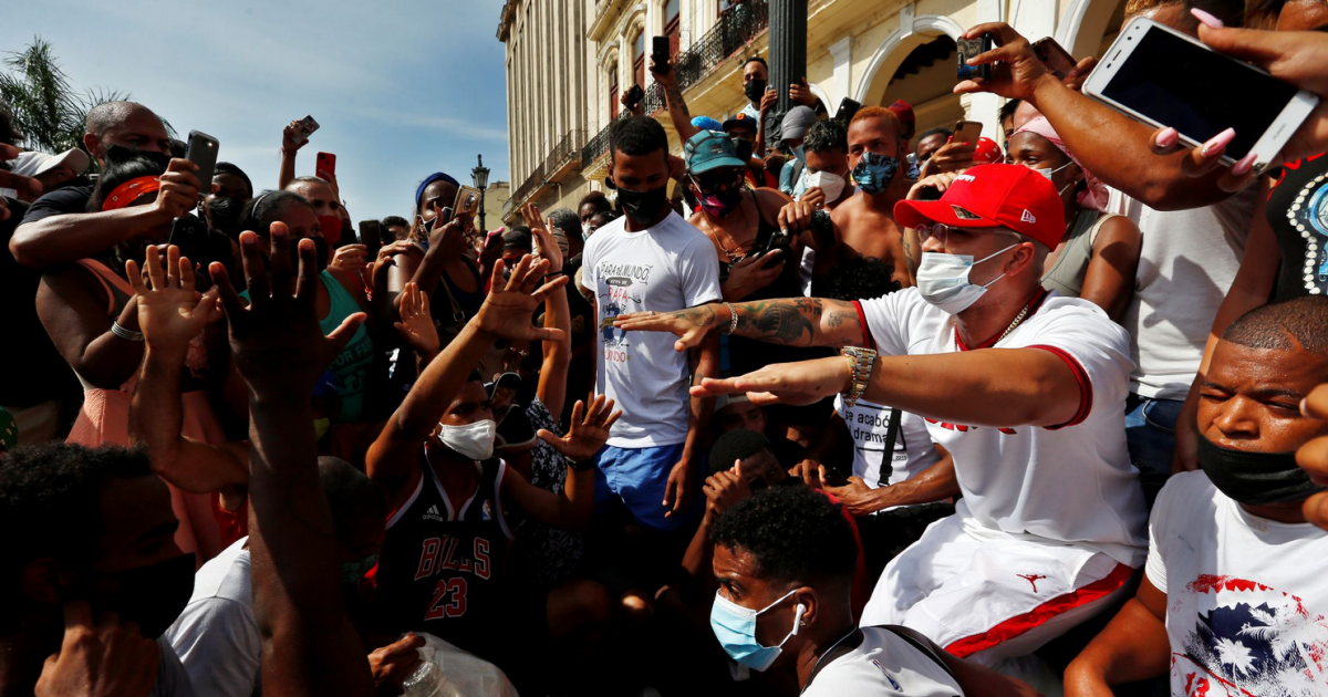 omil con los manifestante del 11J en La Habana © Foto: Ernesto Mastrascusa (EFE)/Twitter/Yomil