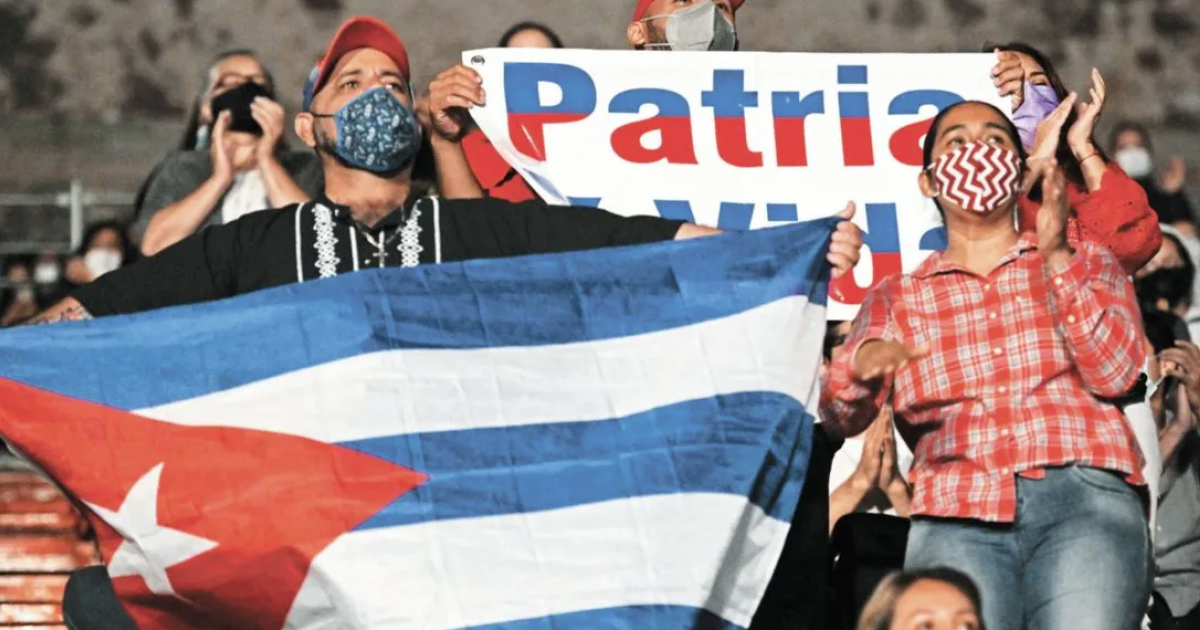 Cubanos desplegaron una manta con el lema "Patria y Vida" en la inauguración del evento © Twitter/El Economista