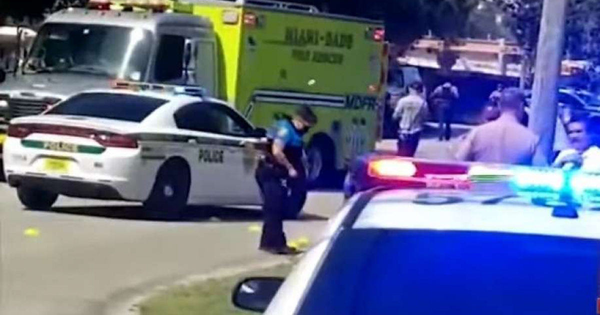Autos policías en el lugar del crimen © Captura de video de YouTube de AmericaTeVeCanal41
