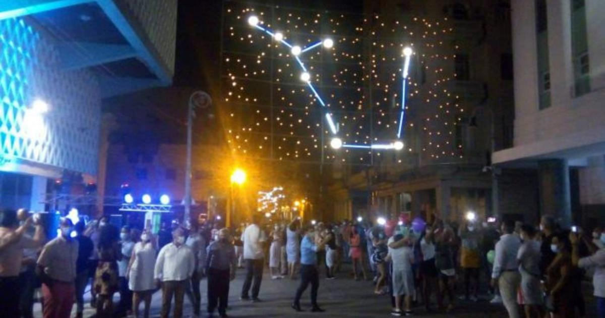 Luces que representan constelaciones de la Vía Láctea instaladas en la calle Galiano © Tribuna de La Habana