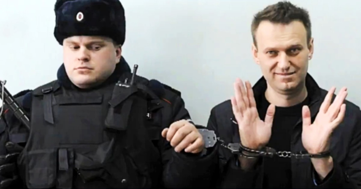 Alexéi Navalni custodiado por un represor del régimen de Putin © Captura de video / DW