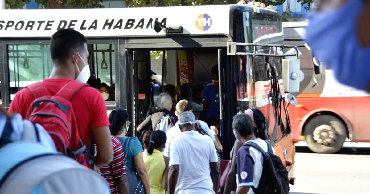 Habaneros utilizando el transporte público restringido por la pandemia © Granma / Juvenal Balán