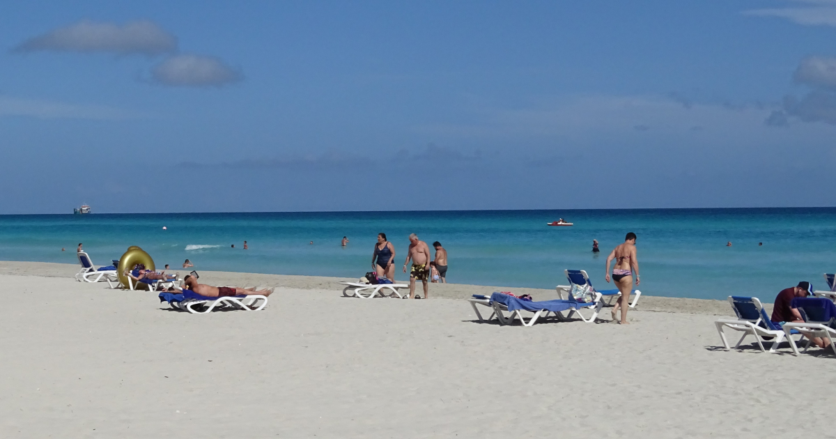 Bañistas en la playa de Varadero (referencia) © CiberCuba