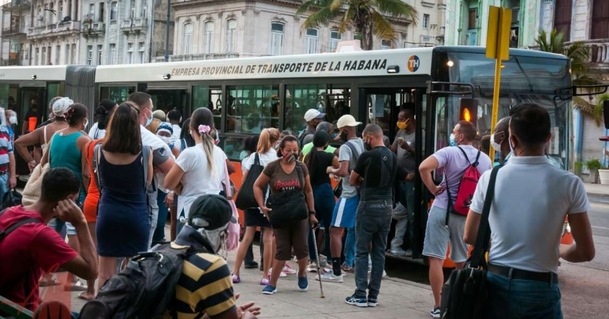 Transporte público en La Habana © Alma Mater / Elio Mirand