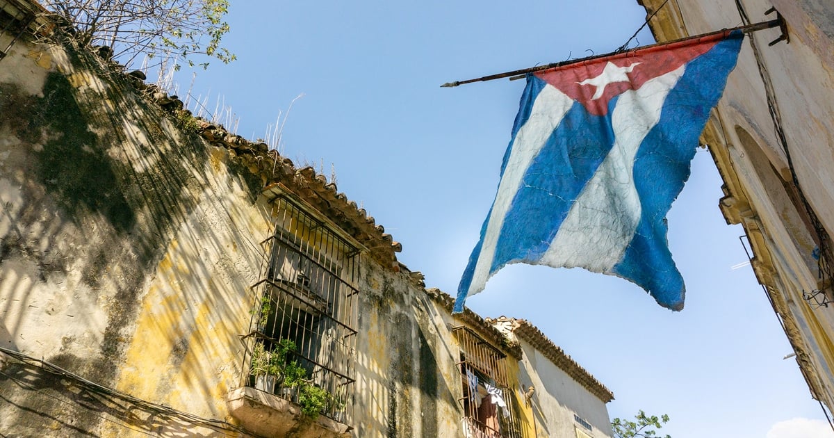 Bandera cubana en la calle Cuarteles, de La Habana © CiberCuba