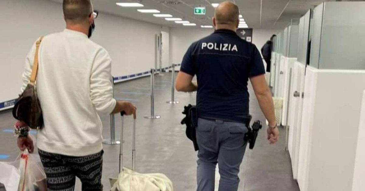 Alex Otaola retenido en el aeropuerto de Roma © ¡Hola Ota-Ola! / Twitter