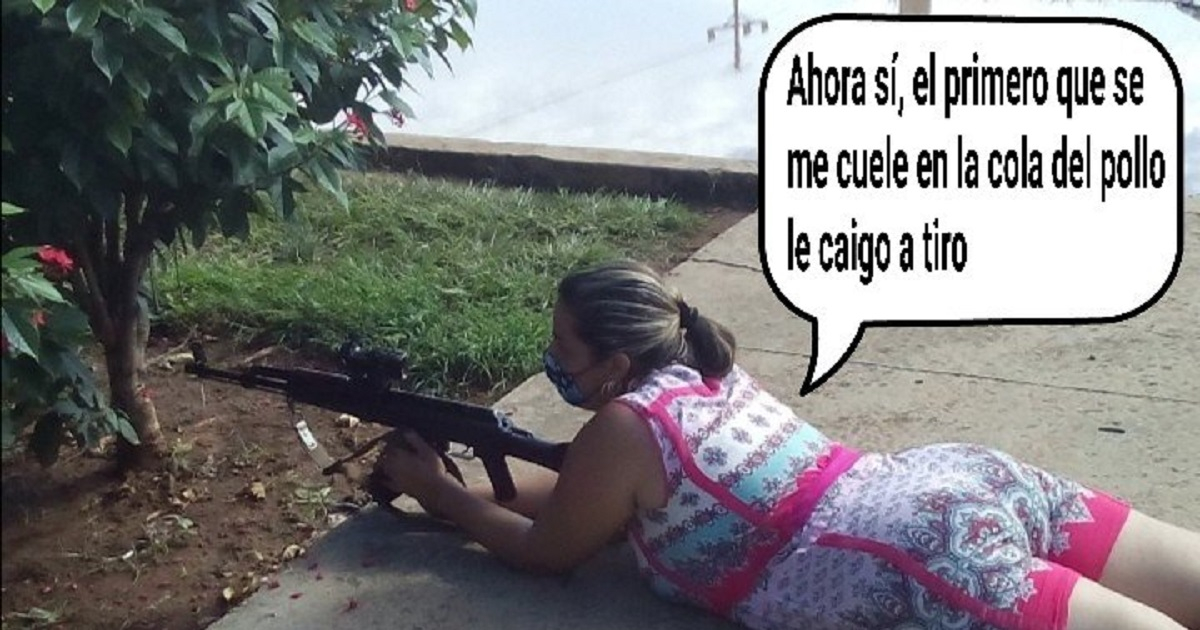 Meme de cubana armada en simulacro de represión a manifestantes. © Twitter / El Negro 4K