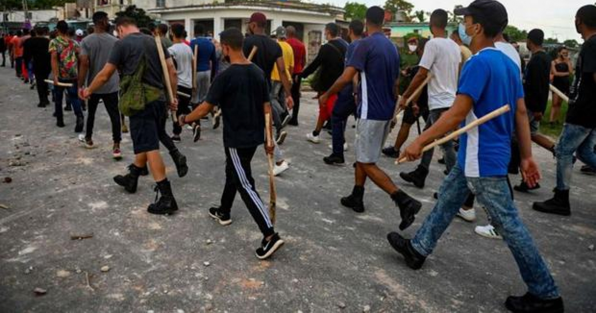 Partidarios del tardocastrismo armados con palos para reprimir a otros cubanos © Reuters