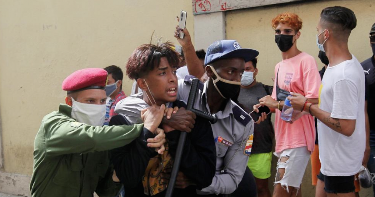 Un manifestante es detenido el 11J en La Habana © Twitter/Alexandre Meneghini