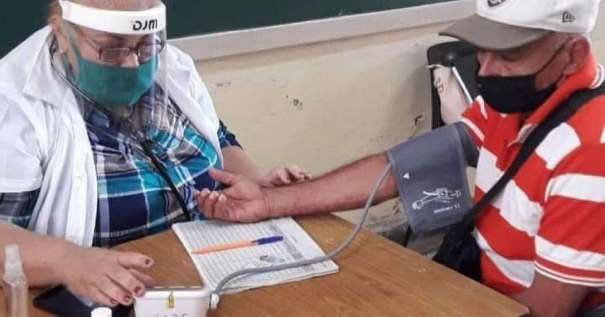 Doctora de la familia toma la presión a un anciano en Cuba (Imagen referencial) © Dirección Municipal de Salud Holguín / Facebook