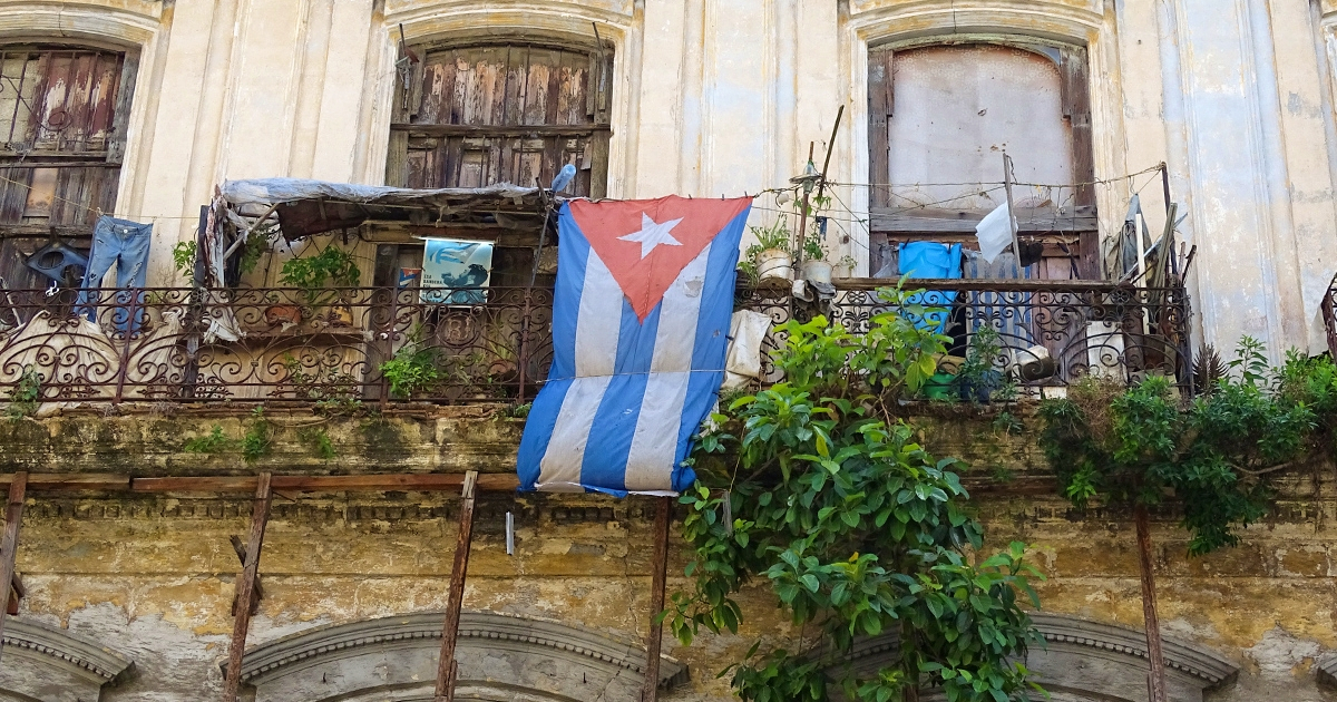 Bandera cubana en La Habana © CiberCuba