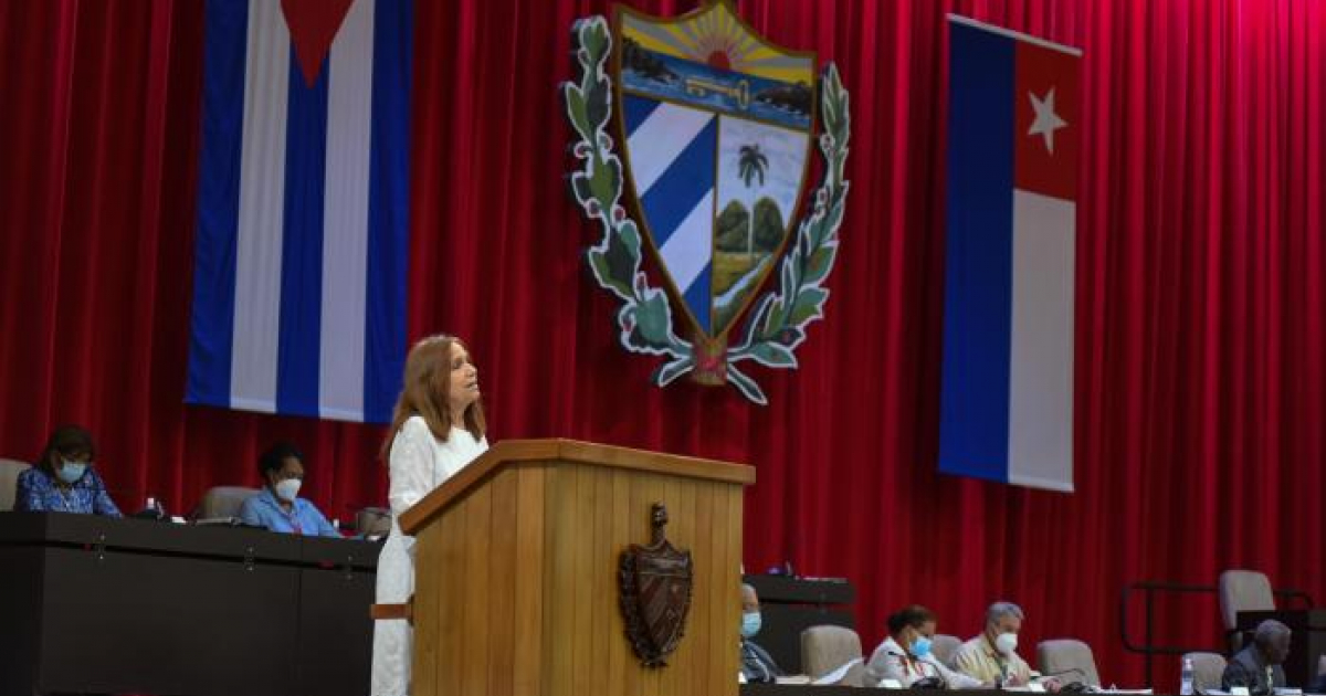 Vicepresidenta de la Asamblea Nacional leyendo declaración sobre el 15N © Granma / Ariel Cecilio Lemus