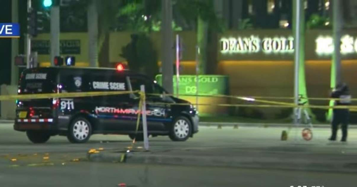 Autos policía en el lugar del tiroteo © Captura de video de YouTube de CBS Miami