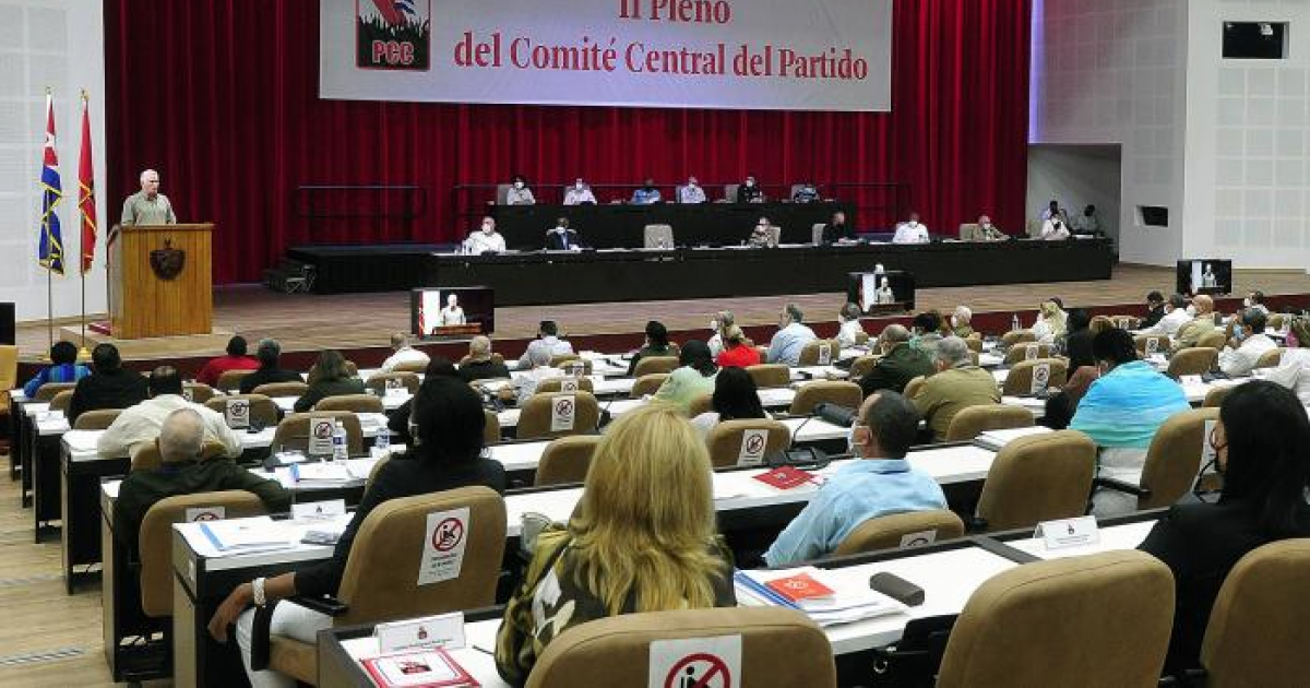 Díaz-Canel clausurando el segundo pleno del partido comunista © Estudios Revolución
