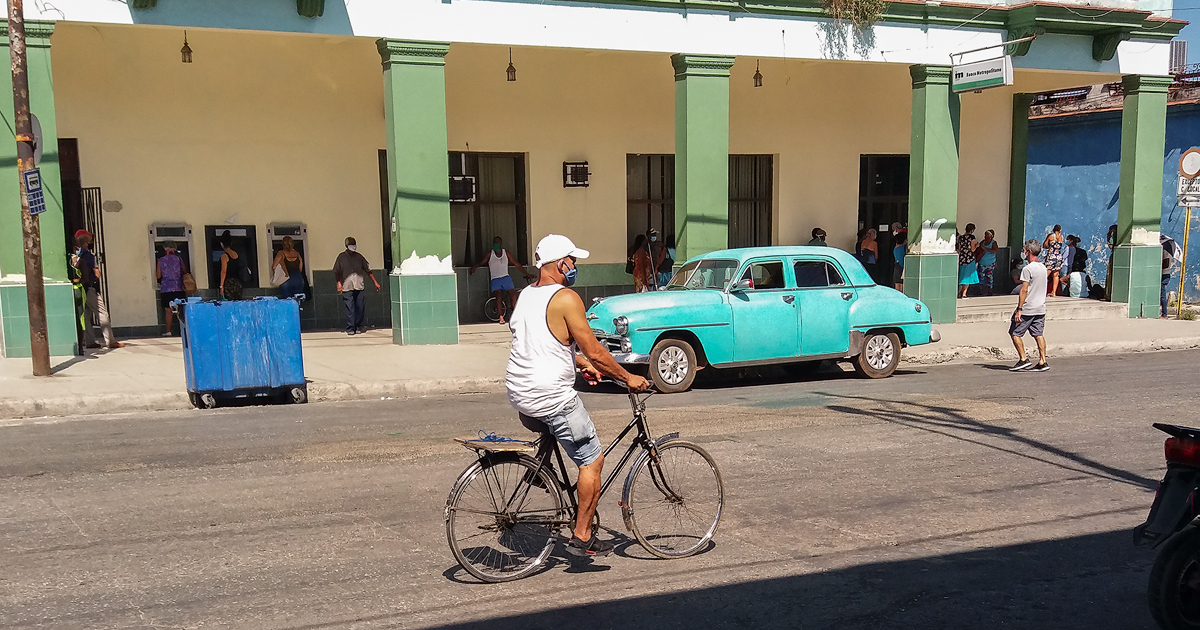Hombre montando bicicleta en La Habana (Imagen de referencia) © CiberCuba