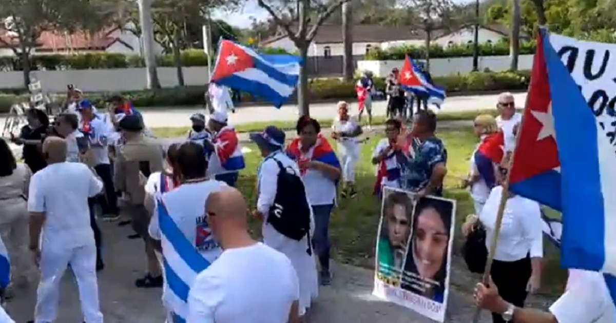 Cubanos frente a Arquidiócesis de Miami. © Hola Ota-Ola / Facebook