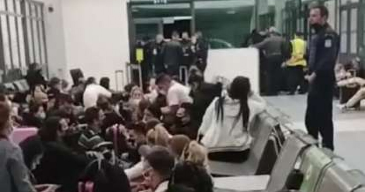 Cubanos varados en aeropuerto de Grecia © Captura de video de Facebook 