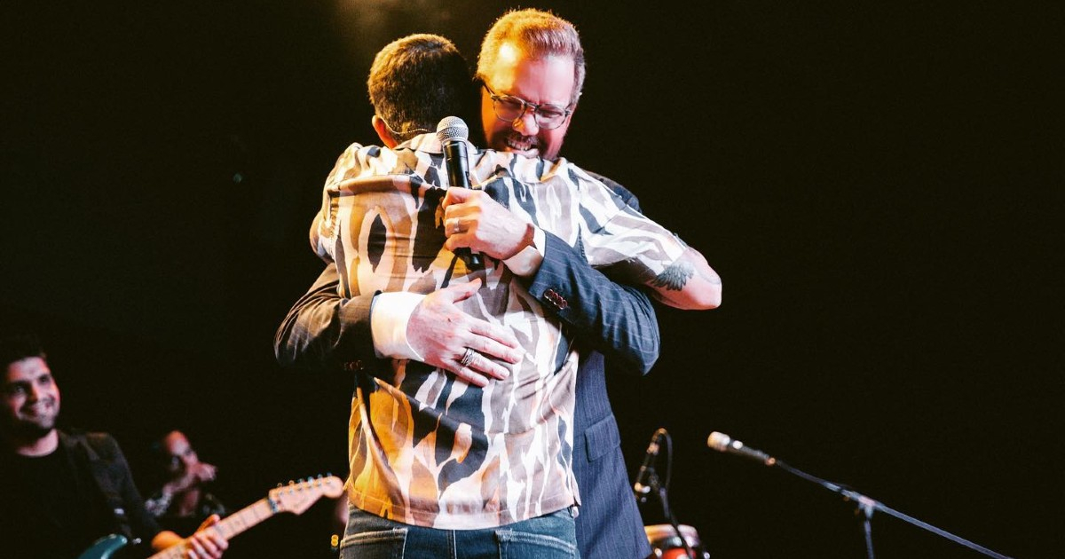 Willy Cirino y Leoni Torres se abrazan durante la celebración del concierto © Facebook / Willy Chirino