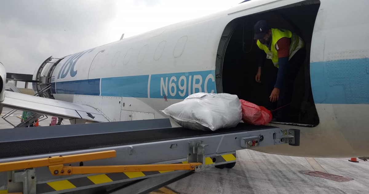 Ayuda humanitaria recaudada en Miami © Facebook / Aeropuerto Internacional "Frank País García" en Holguín 