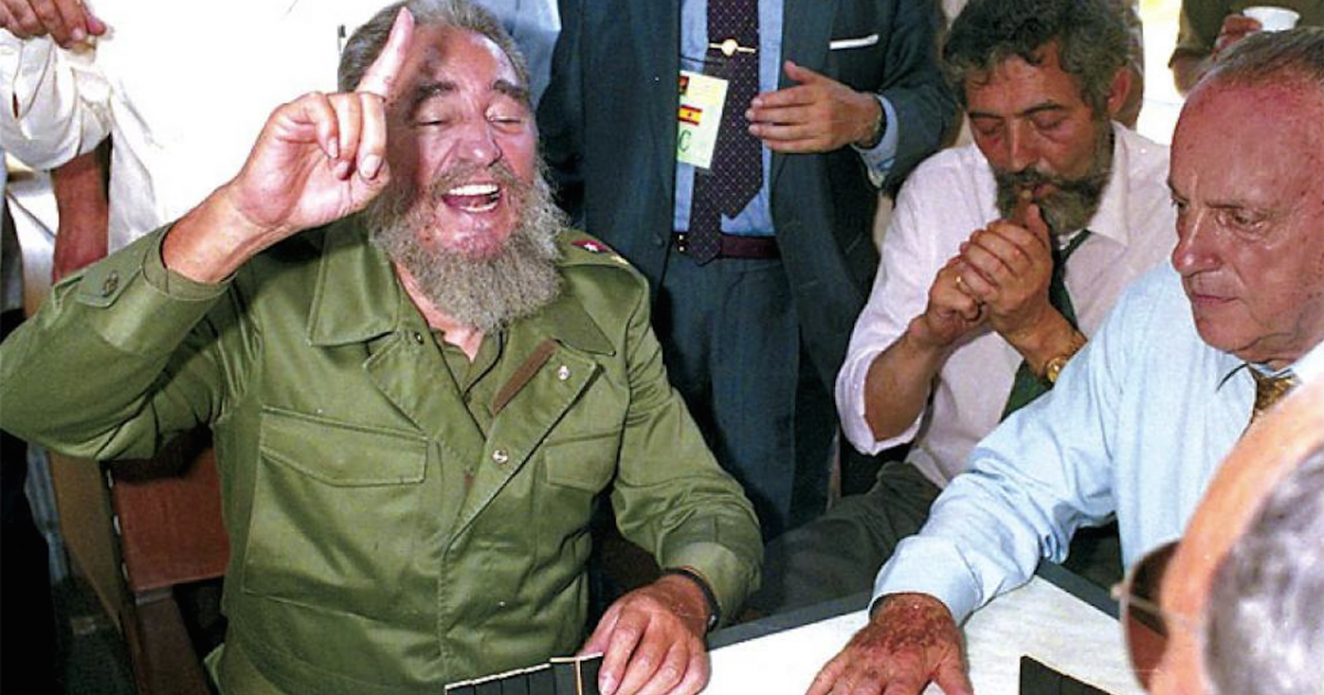 Fraga y Fidel jugando al dominó en Galicia © Foto: El País (Colombia)
