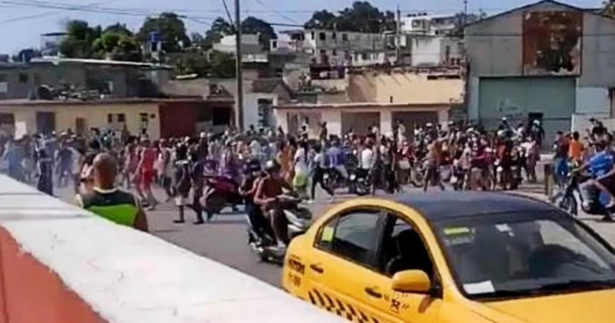 Protesta en La Güinera, el 11 de julio, donde un policía mató a un cubano © Captura de video